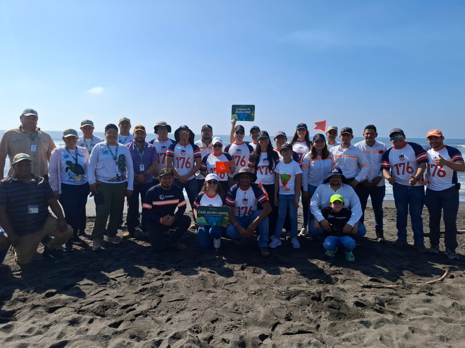 Grupo Pantaleon participa en jornada de liberación de tortugas marinas en Guatemala