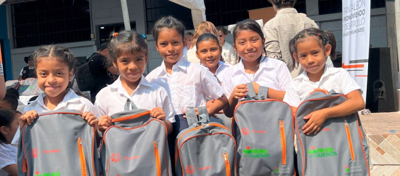 We delivered 305 backpacks with school supplies to the students of the Escuela Tarde Linda in Santa Lucía Cotzumalguapa!