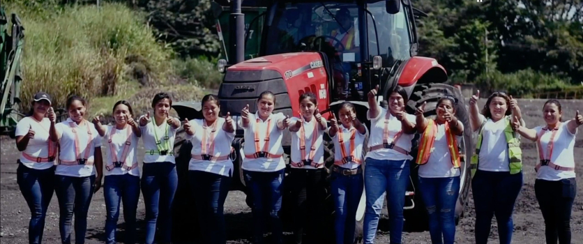 Escuela De Formación De Operadoras de Tractor Culmina Con Éxito