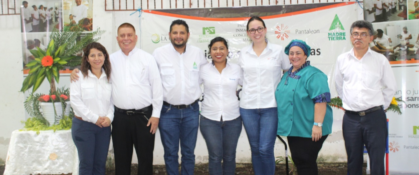 125 jóvenes y mujeres se gradúan de cursos de capacitación